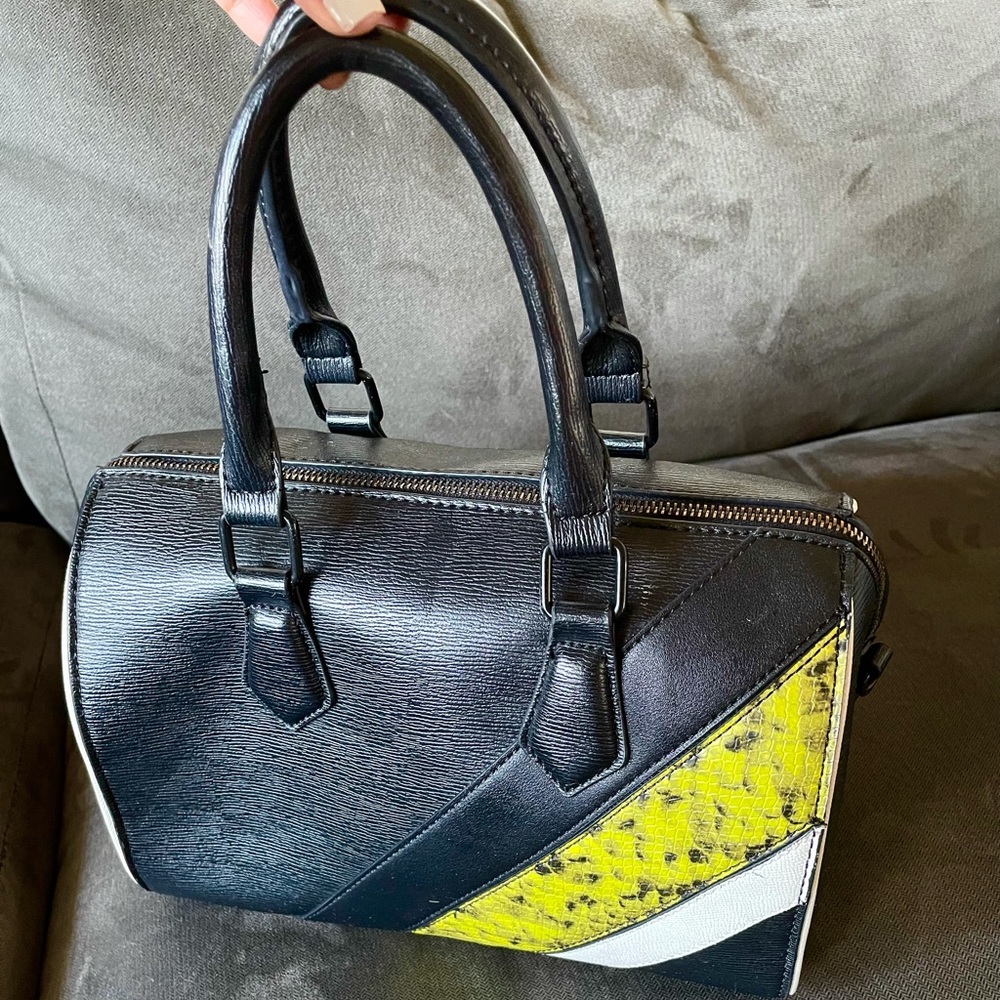 Also purse yellow snakeskin